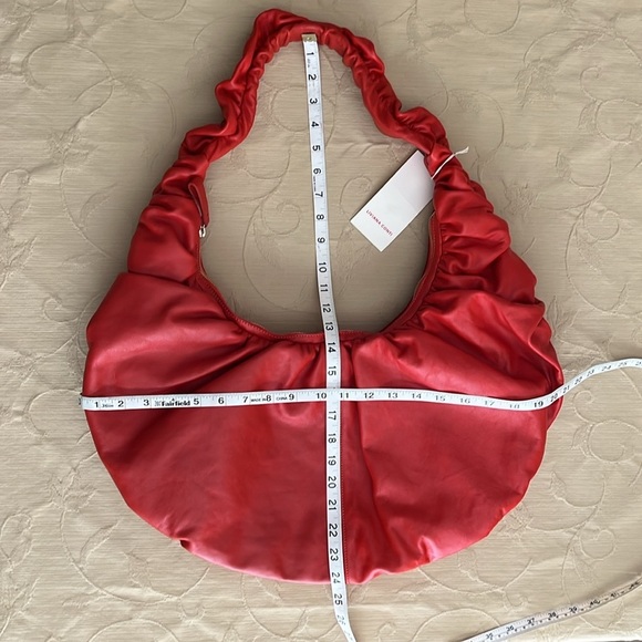 NWT - Liviana Conti ~$450 MSRP - Large Sling Bag in Red Leather - Picture 5 of 9